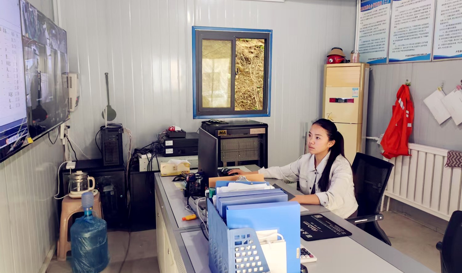 堅(jiān)守安全防線(xiàn)，綻放巾幗風(fēng)采｜記西溝鐵礦安全監(jiān)控員黃春玲