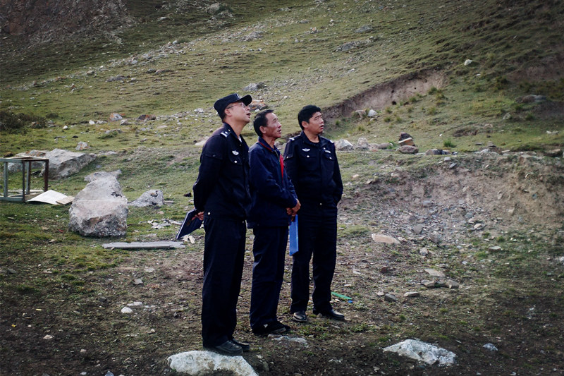 興?？h公安局治安大隊(duì)到銅鑫公司例行安全專項(xiàng)檢查